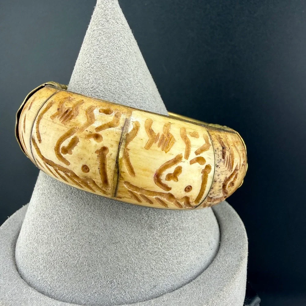 Vintage Hand Carved Bangle Cream Gold Tone Ornate Hinge Pin Closure 7